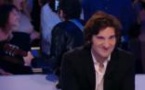 Matthieu Chedid : Une fan hystérique lui montre ses seins au Grand Journal !