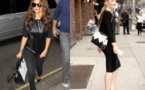 Selena Gomez vs Cate Blanchett : Qui porte le mieux le sac bicolore graphique ?