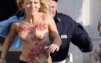 Rome: une "Femen" se dénude place Saint-Pierre pour l'avortement
