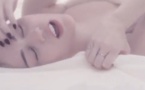 Miley Cyrus toujours plus provocante dans son dernier clip "ADORE You"