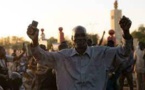 Des Burkinabè célèbrent la prise de pouvoir par les militaires