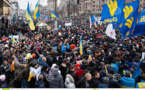 Ukraine : manifestants et policiers se regardent en chiens de faïence