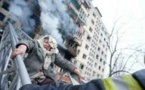 Guerre en Ukraine: un immeuble résidentiel bombardé à Kiev, un nouveau cycle de négociations attendu