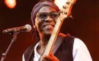 Le bassiste Richard Bona, naturalisé américain, déchire son passeport camerounais