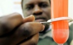 Un Sénégalais présente le préservatif du futur et le présente en Suisse