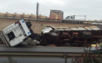 Accident spectaculaire sur l'autoroute: Un car Ndiaga Ndiaye et un camion se cognent et se renversent (Photos)