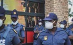 Des policiers sud-africains arrêtés après la mort d'un prisonnier pendant le confinement