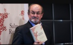 Salman Rushdie poignardé : placé sous respirateur, l'écrivain "pourrait perdre un œil"