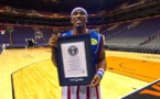 Basket: Un Harlem Globe Trotter bat le record Guinness du plus long lancer de dos
