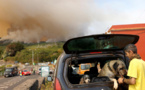 Canaries: les pompiers font face au brasier pour protéger les maisons de Tenerife