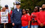 Joe Biden rejoint les ouvriers de l'automobile sur le piquet de grève