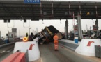 Spectaculaire accident sur l'Autoroute à péage: un camion se renverse à hauteur du poste de Toglou (Vidéo)