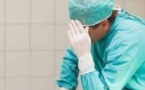 Un gynécologue oublie son téléphone mobile dans l'abdomen d'une femme