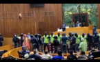  Assemblée nationale: la gendarmerie chasse les députés de YAW et de Taxawou de la salle (vidéo)