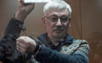 Russie: l'opposition toujours plus malmenée, le dissident Oleg Orlov condamné à deux ans et demi de prison
