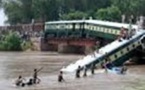 ​L’effondrement d’un pont entraîne la chute meurtrière d’un train au Pakistan