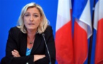 MARINE LE PEN APRÈS SON CLASH AVEC FRANÇOIS HOLLANDE : "C'EST MOI QUI  DÉFENDS LA DÉMOCRATIE, PAS LUI
