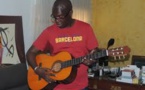 Souleylane Ndéné Ndiaye joue de la guitare pour ses frères libéraux en guéguerre