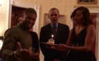 Les Obama chantent "Joyeux anniversaire" à Usher
