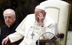Le pape François, hospitalisé depuis vendredi, présente « un tableau clinique complexe », selon le Vatican