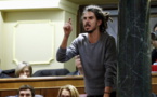 Poux et dreadlocks s'invitent au parlement espagnol après l'élection de ce député Podemos