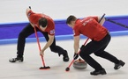 Pourquoi, au curling, la direction de la brosse modifie-t-elle le comportement de la pierre ?
