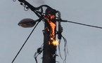 Keur Ndiaye Lô : un poteau électrique prend feu en pleine pluie