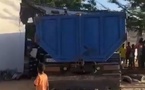 Scène surréaliste : un enfant accroché à l’arrière d’un camion sur plusieurs kilomètres  (Vidéo)