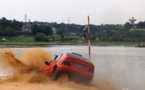 Côte d'ivoire: Un Taxi quitte la chaussée et manque un plongeon dans la lagune