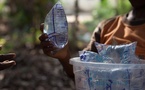 Polémique sur l’eau en sachet : le CAES parle de désinformation et promet de saisir la justice