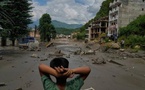 Crue dévastatrice au Népal et au Tibet: les secours à la recherche de plus d'un millier de disparus
