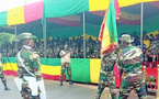 Mission CEDEAO en Gambie : le général Simon Ndour remet le drapeau national au 10e détachement