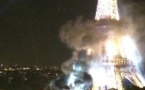 14 juillet : un camion prend feu à cause des feux d'artifices sous la tour Eiffel (IMAGES)