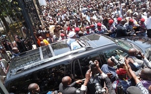 VIDEOS Sénégal: Wade quitte le palais présidentiel, entre ovations et huées