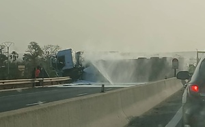 Diamniadio : la circulation sur l’autoroute à péage paralysée par un camion-citerne en feu