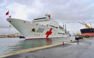 Santé et coopération militaire : le navire-hôpital de la Marine chinoise « Ji Xiang Fang Zhou » accoste à Dakar