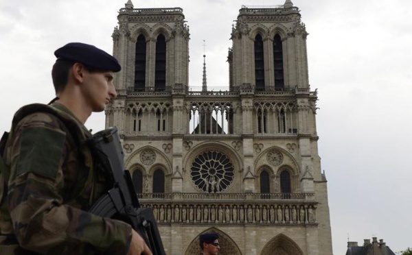 ​Une voiture contenant des bonbonnes de gaz découverte à Paris: plusieurs gardes à vue