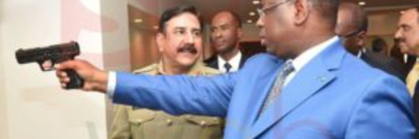 Photo buzz: Macky teste une arme au Pakistan 