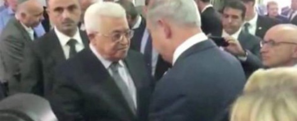 Netanyahu et Abbas se serrent la main aux funérailles de Shimon Peres