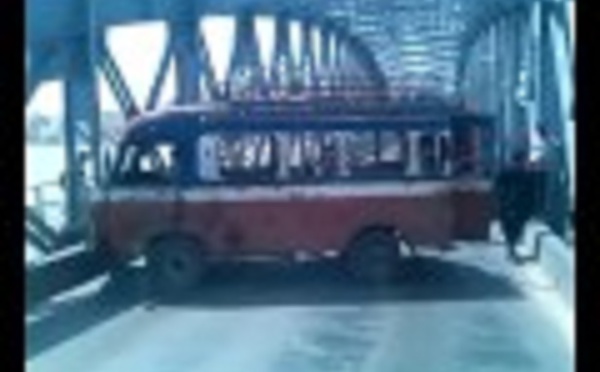 Saint-Louis - L'indiscipline d'un chauffeur de car rapide: il fait demi tour sur le pont Faidherbe (Video)