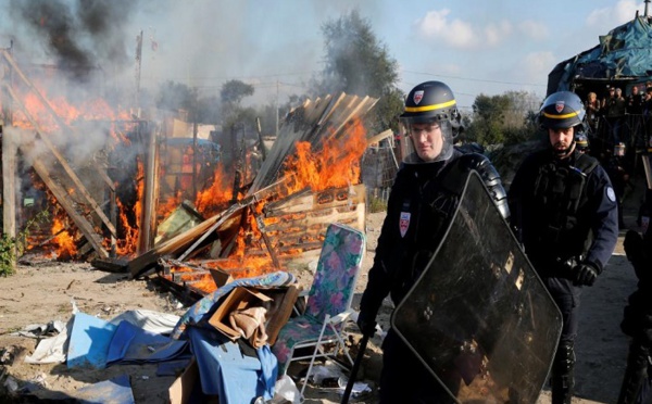 Le démantèlement de la «jungle» de Calais, malgré les résistances et les feux