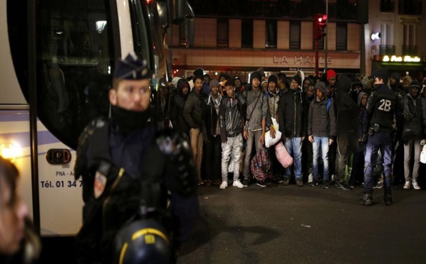 France: réfugiés et migrants de nouveau évacués du campement de Stalingrad