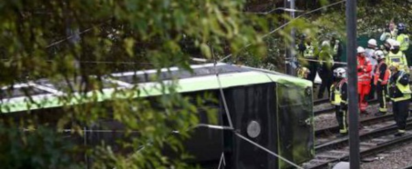 Un tram déraille près de Londres, au moins un mort et 50 blessés