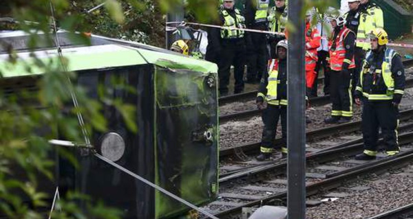 Un tram déraille au sud de Londres: 5 morts, plus de 50 blessés