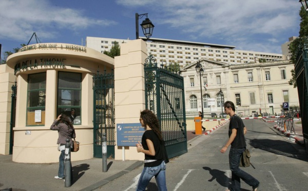 La fillette niçoise que les médecins voulaient débrancher s’est réveillée, selon son père
