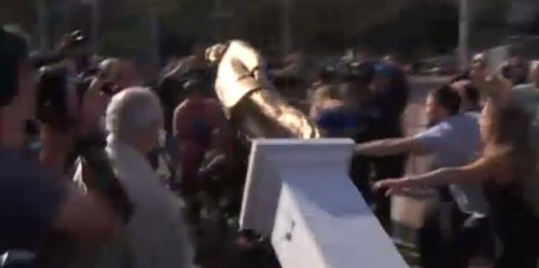 À peine érigée, la statue dorée de Benjamin Netanyahou détruite par la foule à Tel-Aviv