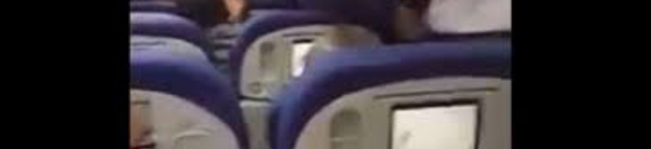 VIDEO: La colère noire de passagers d'un avion à la vue d'un refoulé menotté 