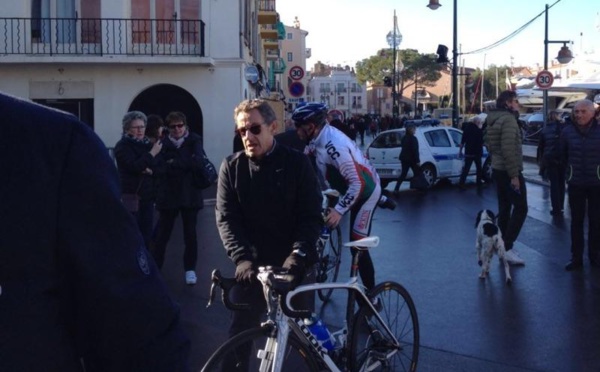 Saint-Tropez: Nicolas Sarkozy, en sens interdit à vélo, stoppé par un policier
