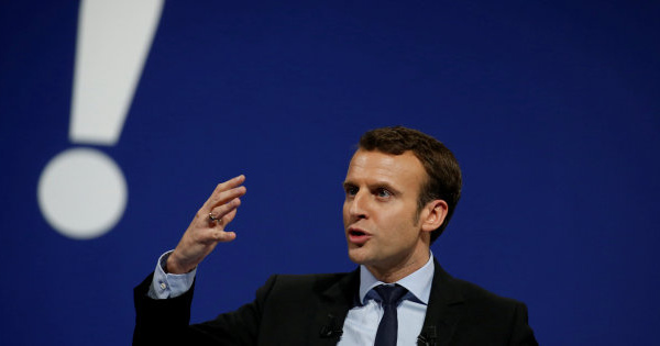 Emmanuel Macron "ne retire pas un mot" de ses propos sur l'alcoolisme dans le Nord-Pas-de-Calais