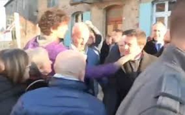 ​Vidéo : Manuel Valls giflé lors d’un déplacement à Lamballe